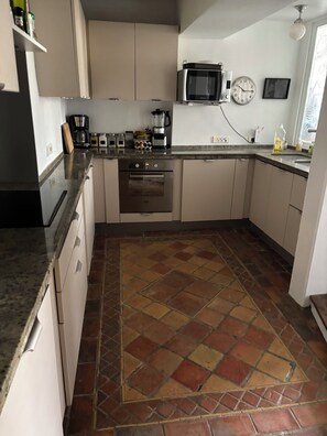 Private kitchen - 18th century chateau with swimming pool in the heart of the luberon, in a quiet location (Cavaillon)