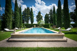 Pool - 18th century chateau with swimming pool in the heart of the luberon, in a quiet location (Cavaillon)