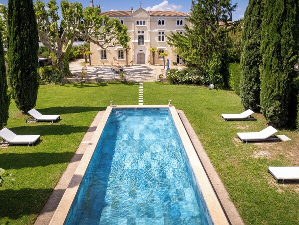 Pool - 18th century chateau with swimming pool in the heart of the luberon, in a quiet location (Cavaillon)