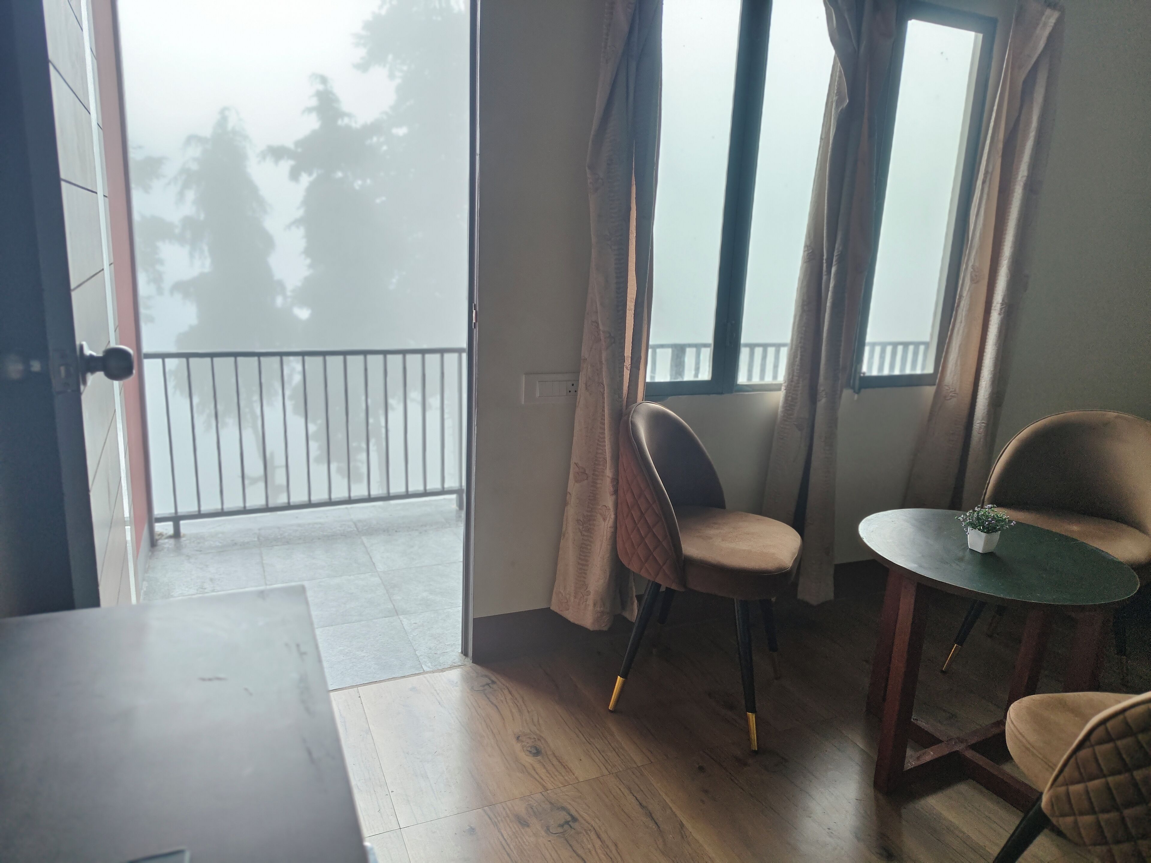 ファミリー ツインルーム バルコニー ヒルビュー | WiFi (無料)