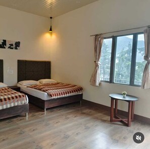 Quarto duplo família, sacada, vista para a colina | Wi-Fi de cortesia