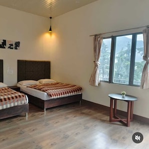 Quarto duplo família, sacada, vista para a colina | Wi-Fi de cortesia