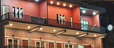 Vista frontal de la propiedad