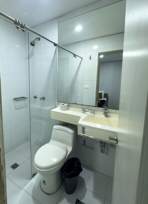 Een douche, gratis toiletartikelen, handdoeken