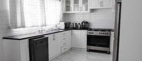 Micro-ondes, four, plaque de cuisson, lave-vaisselle