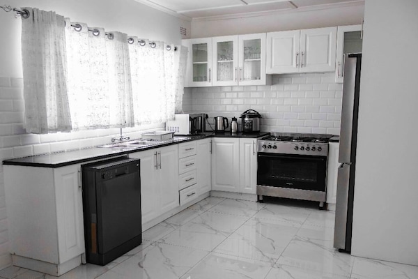 Microondas, horno, placa de cocina, lavavajillas