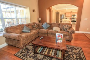 TV, DVD player - Lakeview Court Castle (Big Bear Lake)