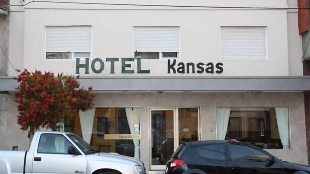 En bygning med et skilt, hvor der står "HOTEL Kansas".