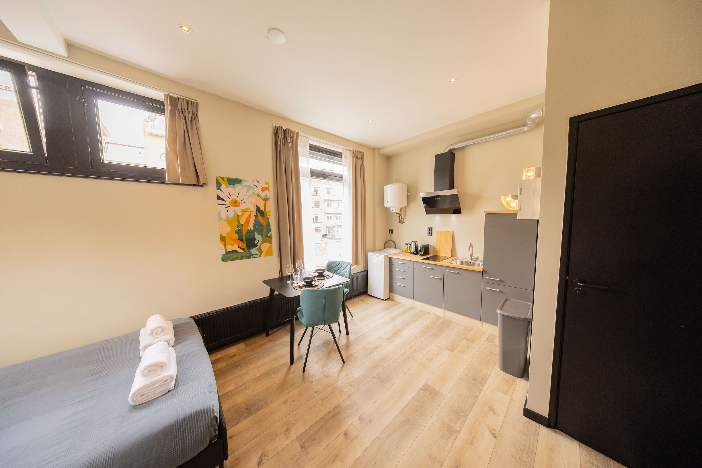 Iron/ironing board, bed sheets