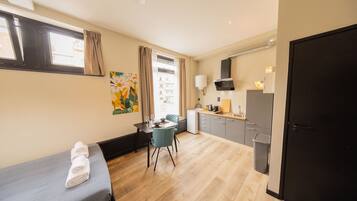 Iron/ironing board, bed sheets