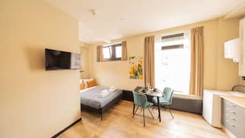 Een strijkplank/strijkijzer, beddengoed