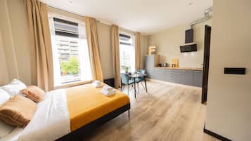 Iron/ironing board, bed sheets