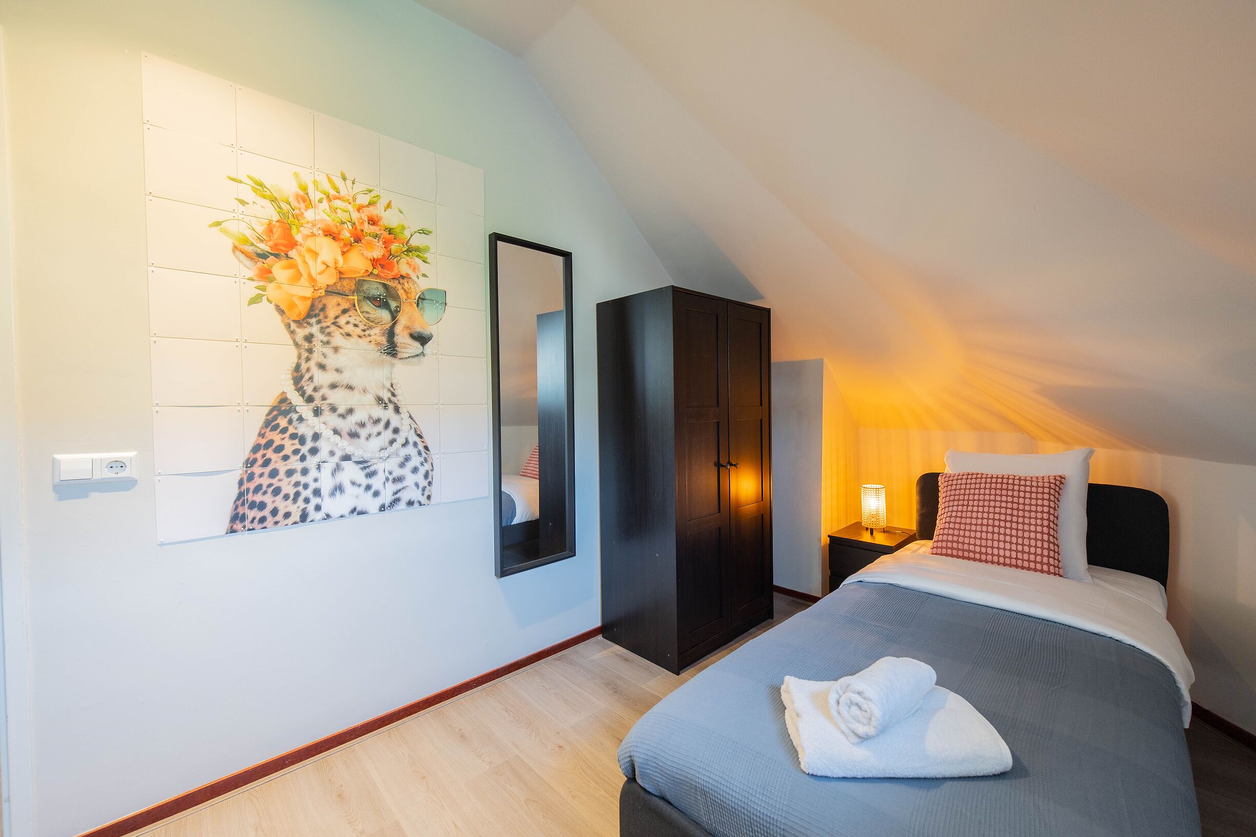 2 bedrooms, iron/ironing board, bed sheets