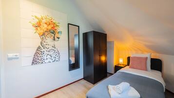 2 bedrooms, iron/ironing board, bed sheets