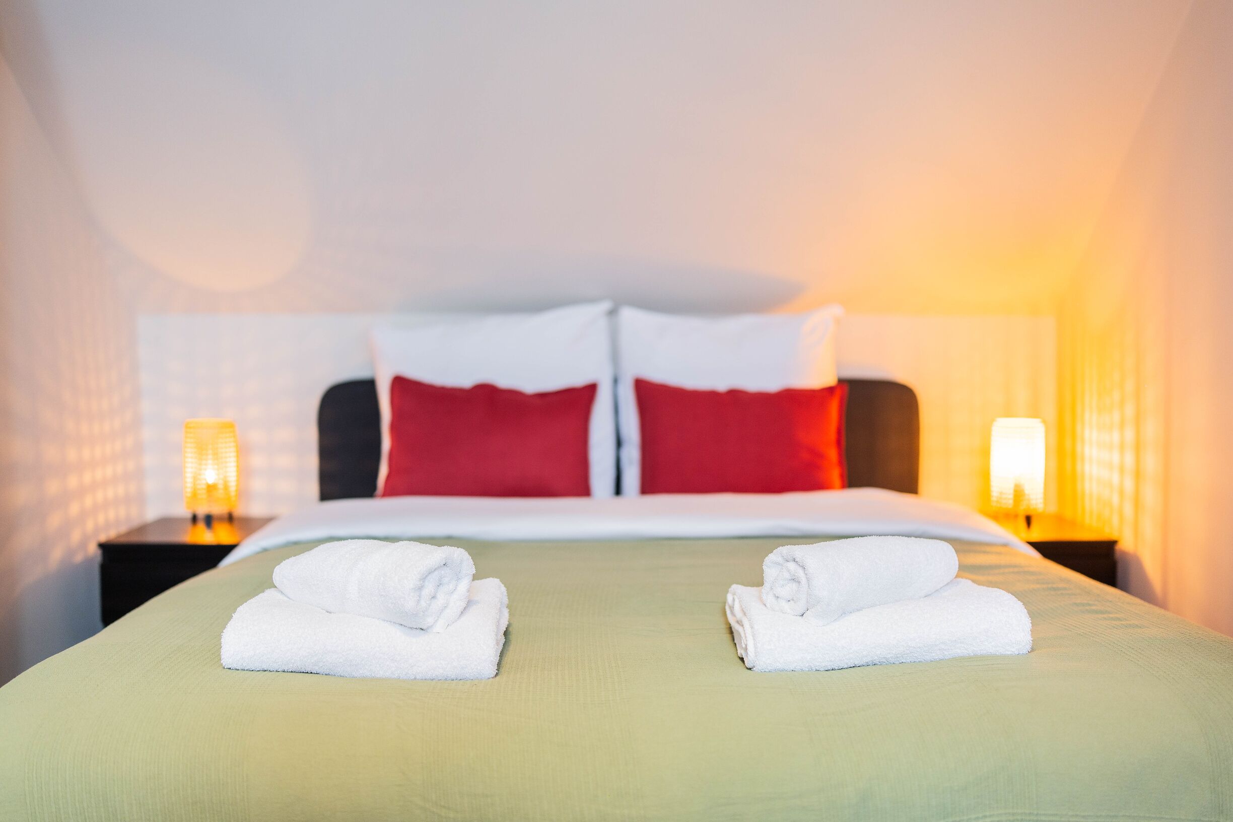 2 habitaciones, tabla de planchar con plancha y ropa de cama 