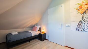 2 bedrooms, iron/ironing board, bed sheets