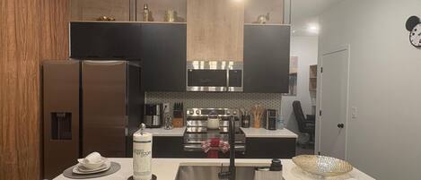 Micro-ondes, four, plaque de cuisson, lave-vaisselle