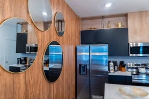 Microondas, horno, placa de cocina y lavavajillas