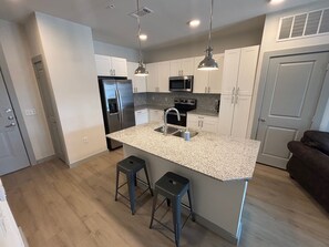 Micro-ondes, four, plaque de cuisson, lave-vaisselle