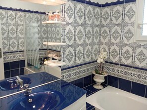 Ducha, secador de pelo, toallas y papel higiénico