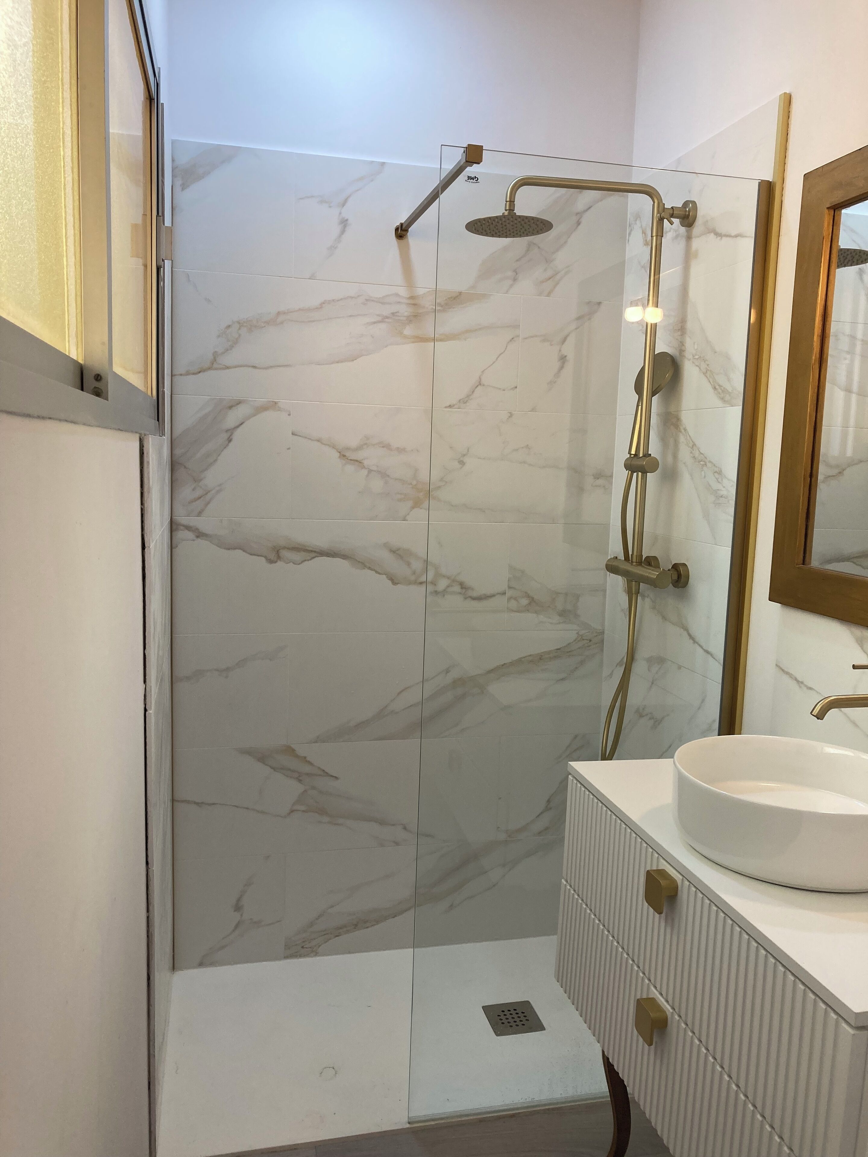 Douche, sèche-cheveux, serviettes fournies, papier toilette