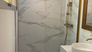 Douche, sĂšche-cheveux, serviettes fournies, papier toilette