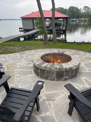 Property grounds - Lazy Lakeside Retreat (Frankston)