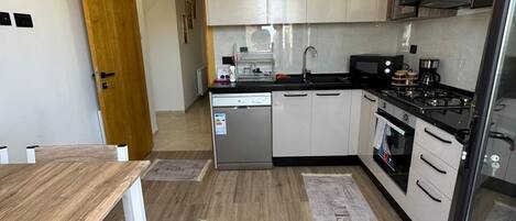 Geladeira, fogão, cooktop, lava-louças