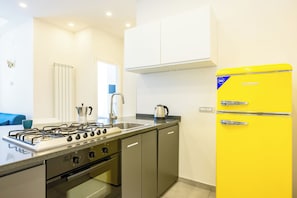 Four, plaque de cuisson, batterie de cuisine, vaisselle et ustensiles
