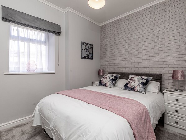 2 makuuhuonetta, yksilöllisesti sisustettu, yksilöllisesti kalustettu