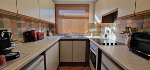 Cottage | Cuisine privée | Batterie de cuisine, vaisselle et ustensiles