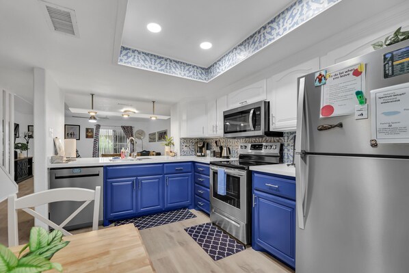 Fridge, microwave, oven, stovetop - New! Spacious Oasis, Pool, 3 Min Walk to Beach (South Padre Island)