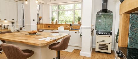 Dishwasher, cookware/dishes/utensils