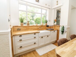 Een vaatwasser, kookgerei, borden en bestek