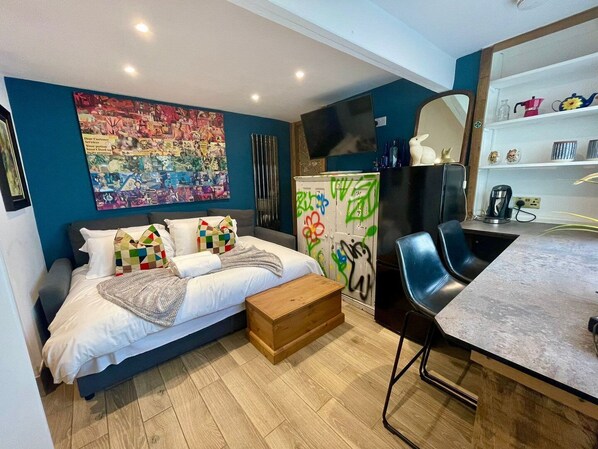 2 bedrooms, iron/ironing board, travel cot, WiFi