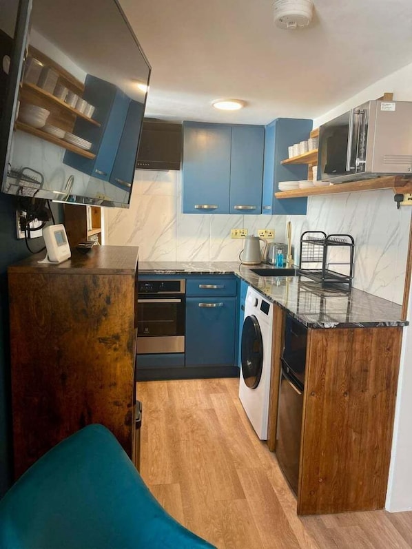 Refrigerador, microondas, horno, placa de cocina