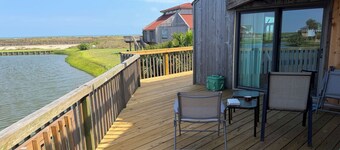 Egrets' Landing 2-bedroom 2-Bath Coastal Condo Minutes from Beach Entrance