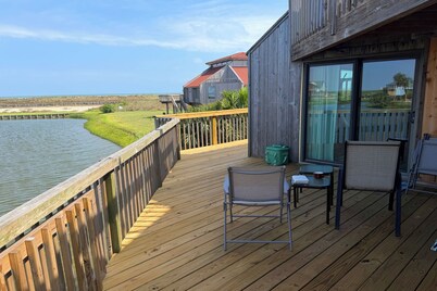 Egrets' Landing 2-bedroom 2-Bath Coastal Condo Minutes from Beach Entrance