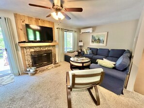 Smart-tv, eldstad, dvd-spelare och böcker