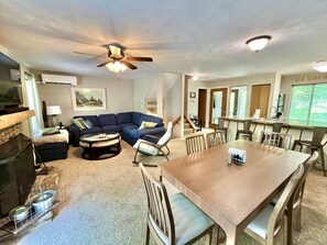 Smart-tv, eldstad, dvd-spelare och böcker