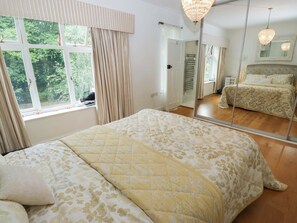 5 bedrooms, individually decorated, individually furnished, free WiFi - St Mary's House (Oldham)