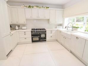 Dishwasher, cookware/dishes/utensils