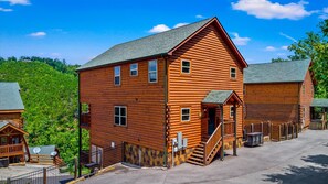 Exterior - 84° Heated Indoor Pool, Hot Tub, Game Room, Views (Sevierville)
