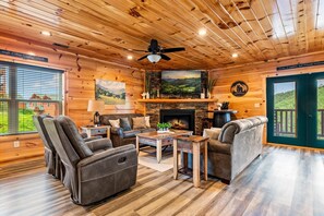 Smart TV, fireplace, video games - 84° Heated Indoor Pool, Hot Tub, Game Room, Views (Sevierville)