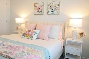 4 chambres, bureau, fer et planche à repasser, lit de bébé portatif