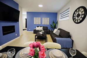 Smart TV, chimenea y libros 