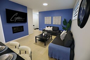 TV connectée, cheminée, livres