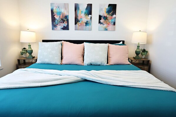 4 habitaciones, escritorio y tabla de planchar con plancha 