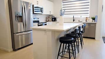 Geladeira, micro-ondas, fogão, cooktop