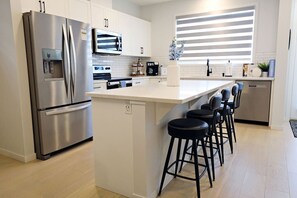 Réfrigérateur, four à micro-ondes, un four, surface de cuisson
